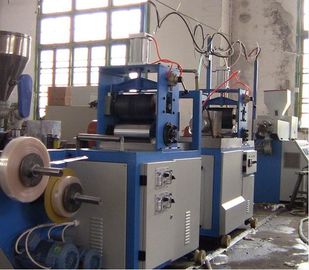 China Grueso del fabricante 0.02-0.05m m de la máquina de la película de encogimiento del Pvc del método del baño de agua proveedor